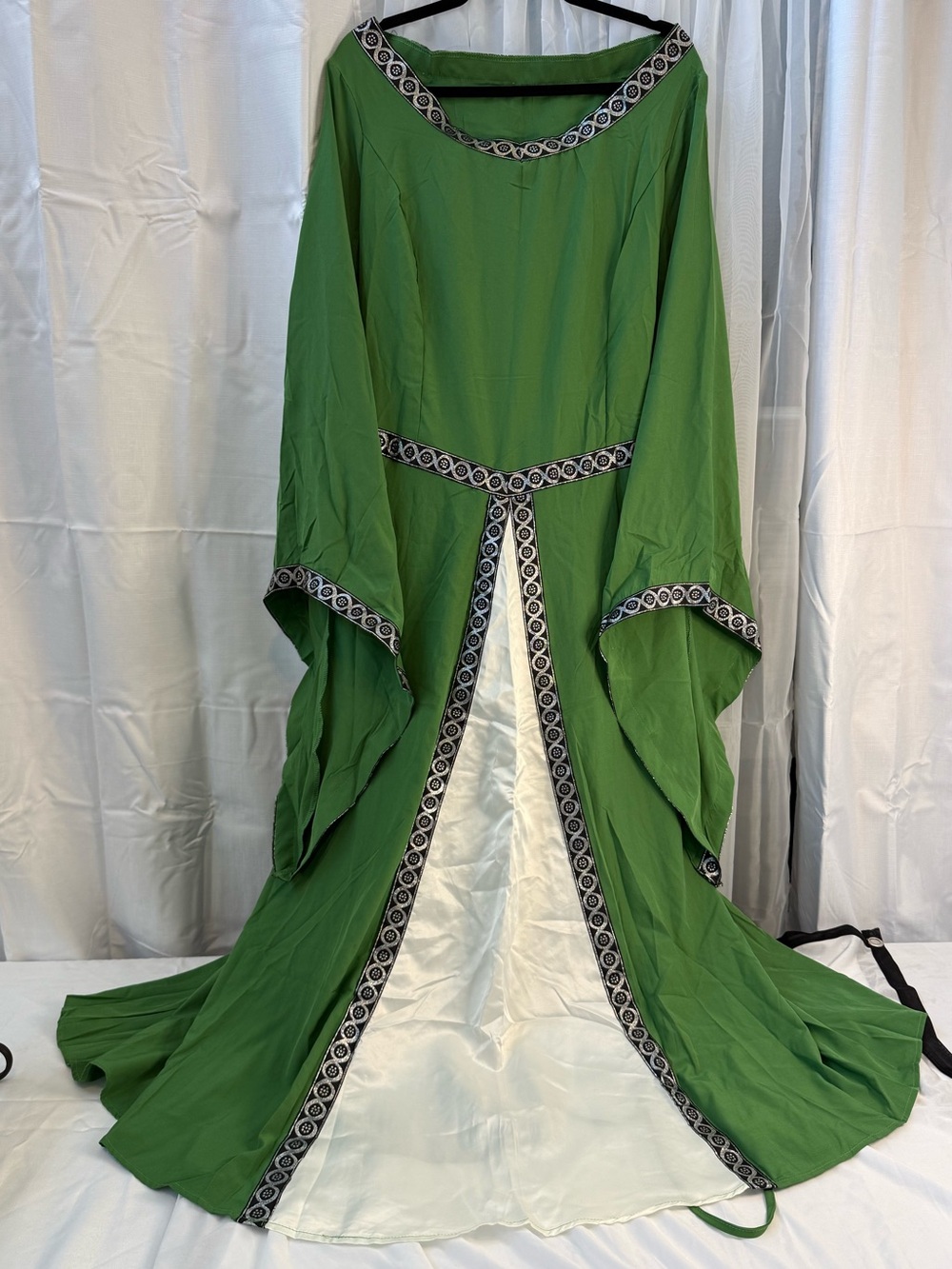Green Medieval-Style Women's Dress with Contrasting Trim